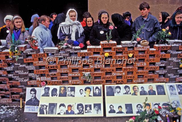 croatie reportage 01.JPG - Recueillement des familles devant les bâtiments de la Force de protection des Nations Unies (FORPRONU) à Zagreb après le massacre de VukovarZagreb, Croatie, février 1994